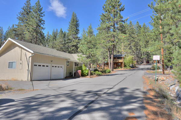 Donner Lake House - Garage